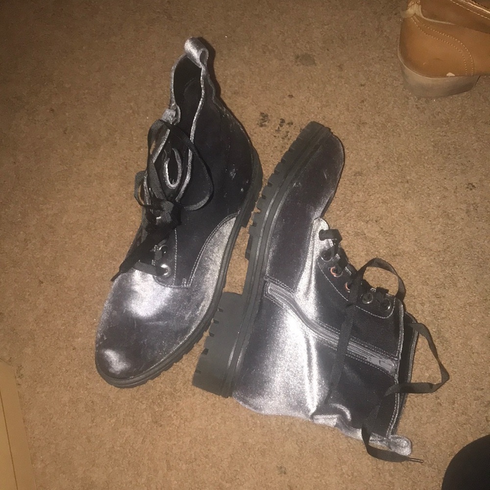 Grey shimmer boots with ribbon laces
